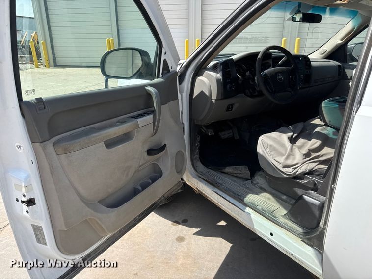 image for item ET1728 2011 GMC Sierra 2500HD Ext. Cab pickup truck