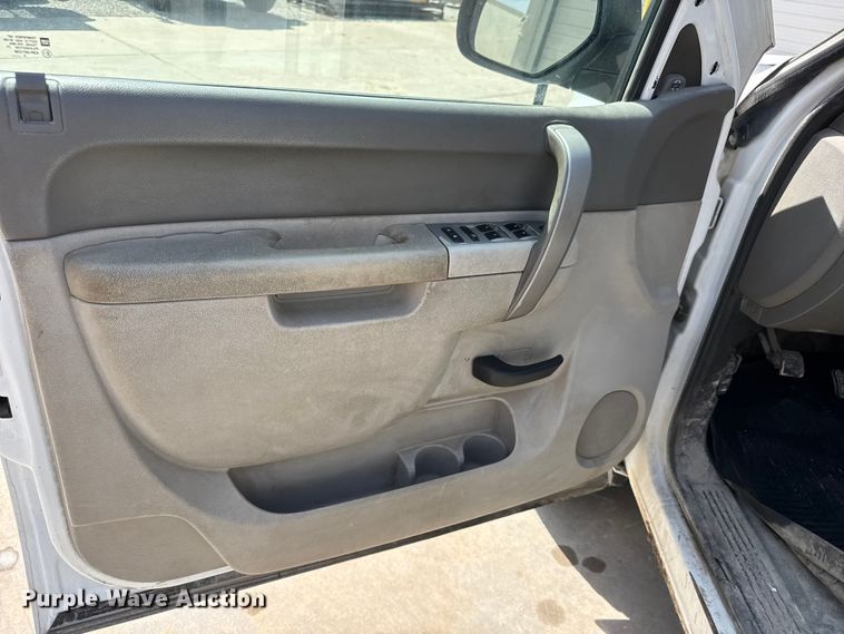 image for item ET1728 2011 GMC Sierra 2500HD Ext. Cab pickup truck