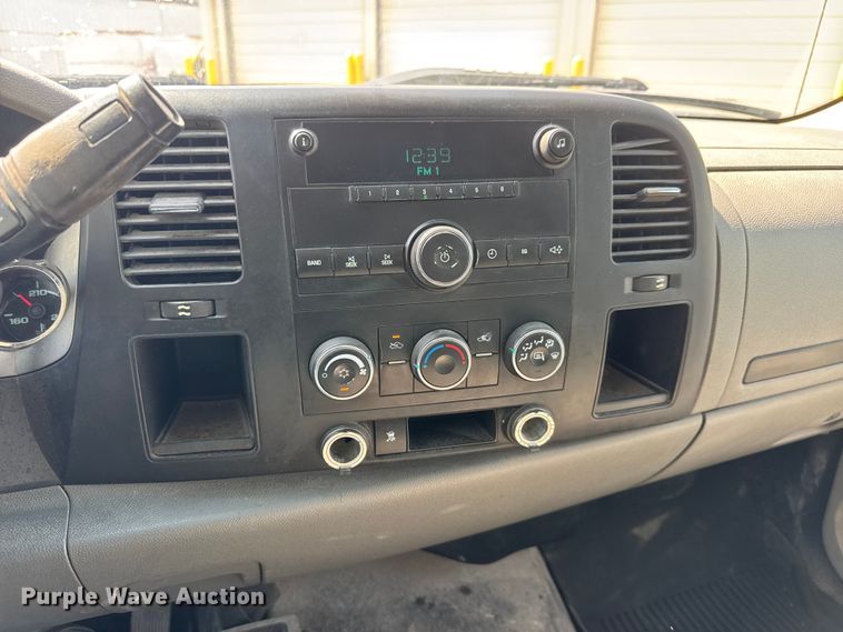 image for item ET1728 2011 GMC Sierra 2500HD Ext. Cab pickup truck
