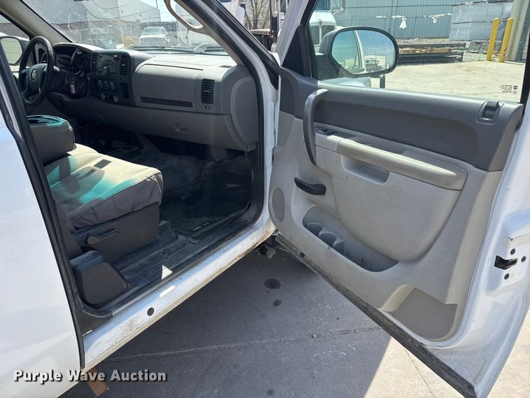 image for item ET1728 2011 GMC Sierra 2500HD Ext. Cab pickup truck