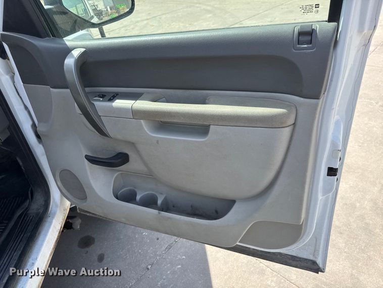image for item ET1728 2011 GMC Sierra 2500HD Ext. Cab pickup truck