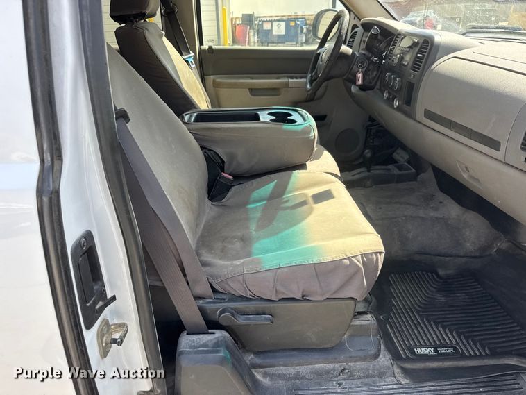 image for item ET1728 2011 GMC Sierra 2500HD Ext. Cab pickup truck