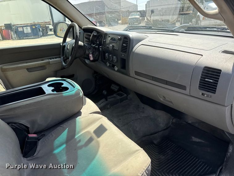 image for item ET1728 2011 GMC Sierra 2500HD Ext. Cab pickup truck