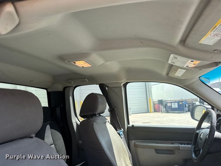 image for item ET1728 2011 GMC Sierra 2500HD Ext. Cab pickup truck