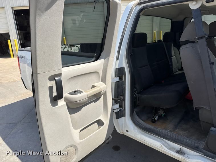 image for item ET1728 2011 GMC Sierra 2500HD Ext. Cab pickup truck