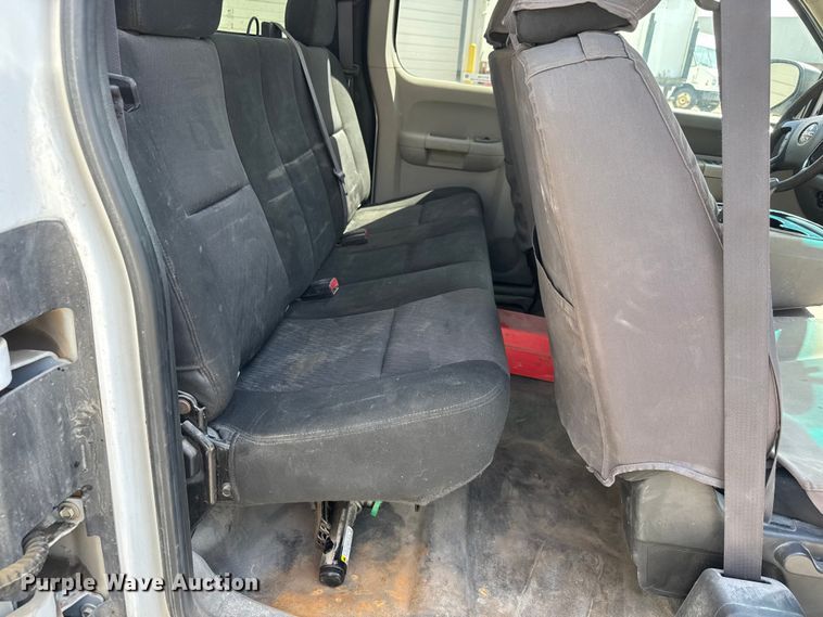 image for item ET1728 2011 GMC Sierra 2500HD Ext. Cab pickup truck