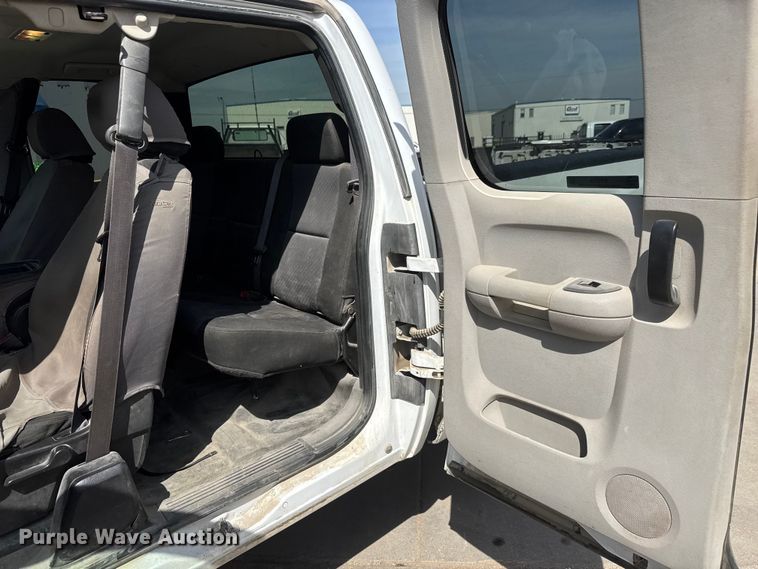 image for item ET1728 2011 GMC Sierra 2500HD Ext. Cab pickup truck