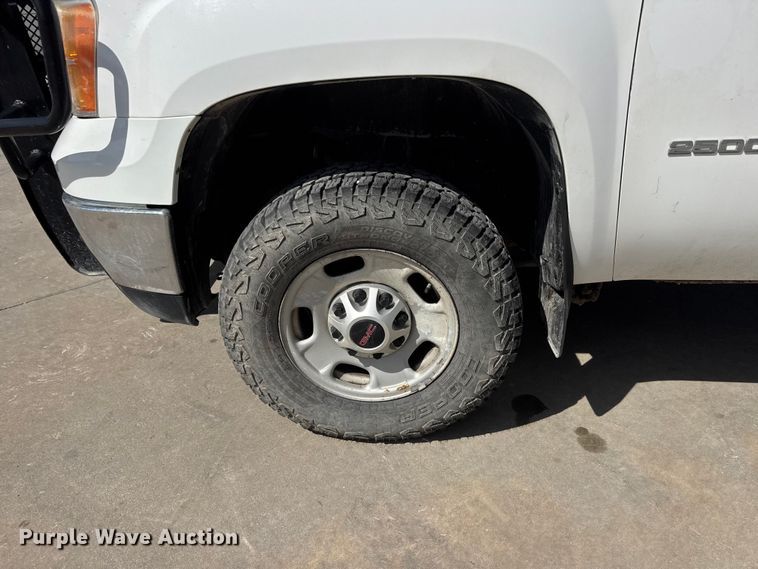 image for item ET1728 2011 GMC Sierra 2500HD Ext. Cab pickup truck