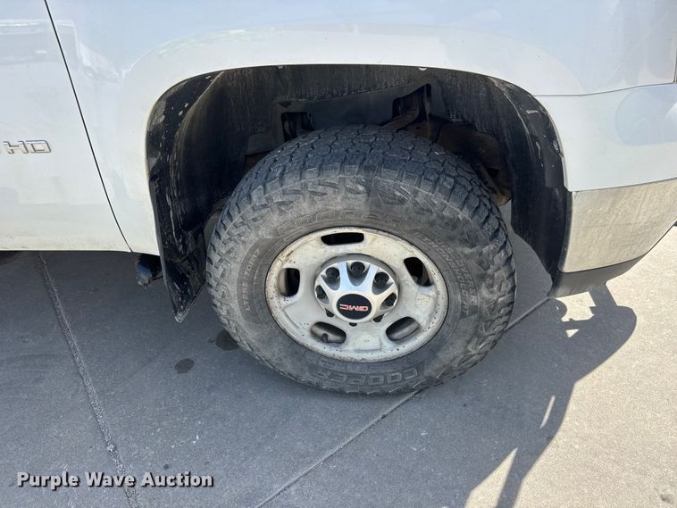 image for item ET1728 2011 GMC Sierra 2500HD Ext. Cab pickup truck