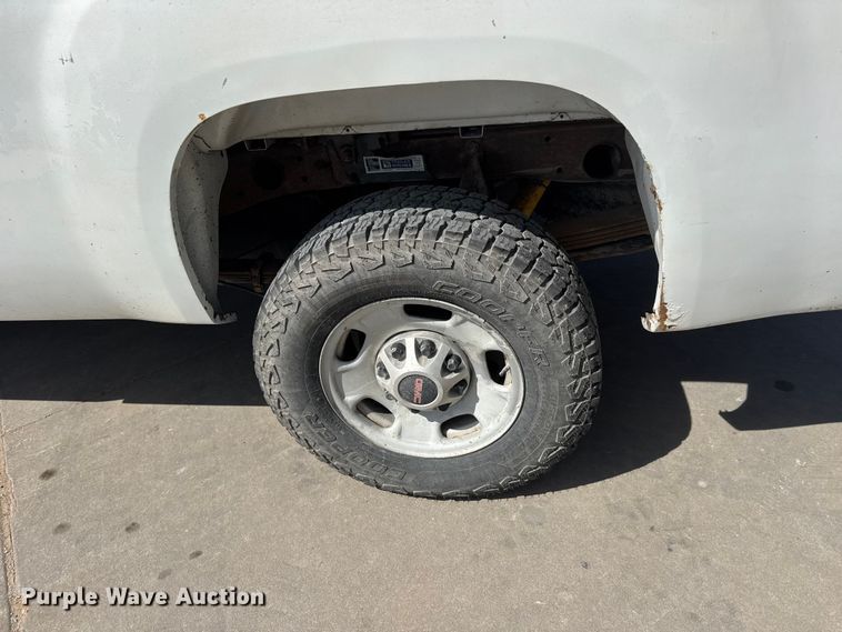 image for item ET1728 2011 GMC Sierra 2500HD Ext. Cab pickup truck