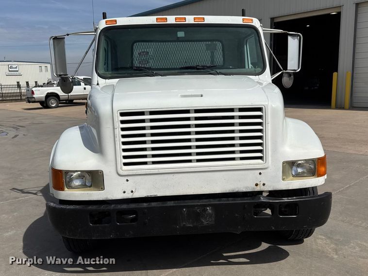 image for item ET1729 2000 International 4700  flatbed truck