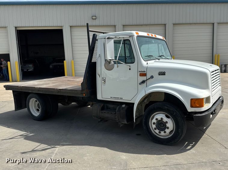 image for item ET1729 2000 International 4700  flatbed truck