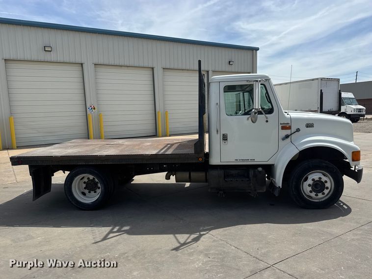 image for item ET1729 2000 International 4700  flatbed truck