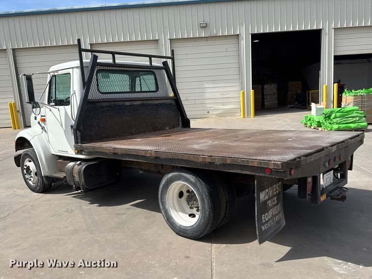 image for item ET1729 2000 International 4700  flatbed truck