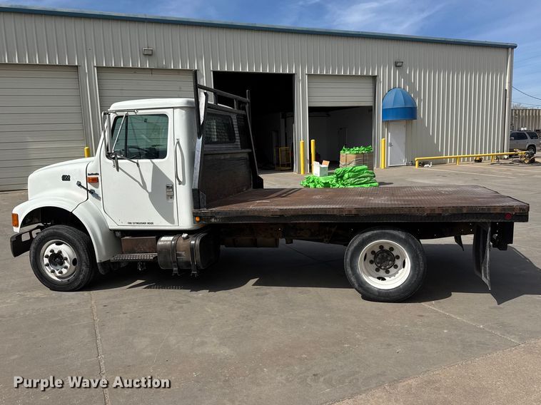 image for item ET1729 2000 International 4700  flatbed truck