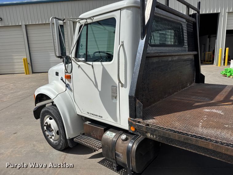 image for item ET1729 2000 International 4700  flatbed truck