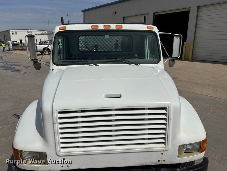 image for item ET1729 2000 International 4700  flatbed truck