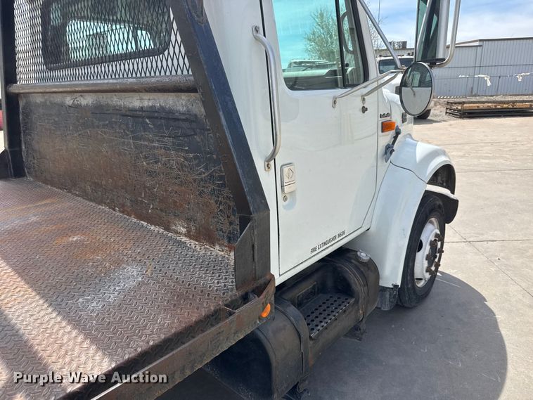image for item ET1729 2000 International 4700  flatbed truck