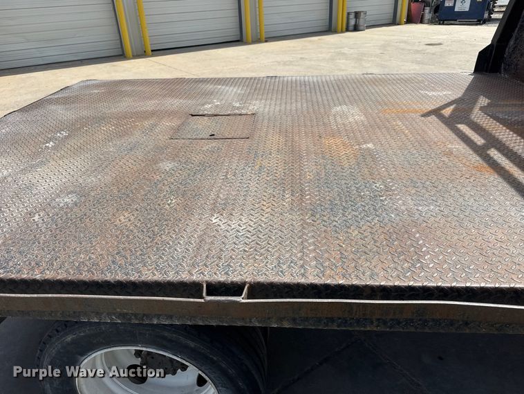 image for item ET1729 2000 International 4700  flatbed truck