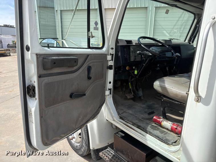 image for item ET1729 2000 International 4700  flatbed truck