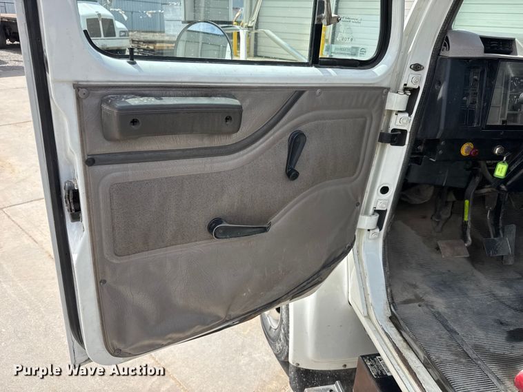 image for item ET1729 2000 International 4700  flatbed truck