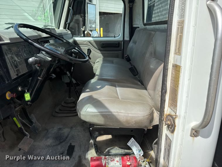 image for item ET1729 2000 International 4700  flatbed truck