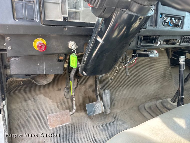 image for item ET1729 2000 International 4700  flatbed truck