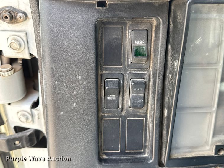 image for item ET1729 2000 International 4700  flatbed truck