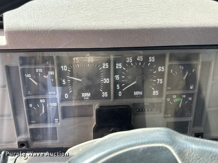 image for item ET1729 2000 International 4700  flatbed truck