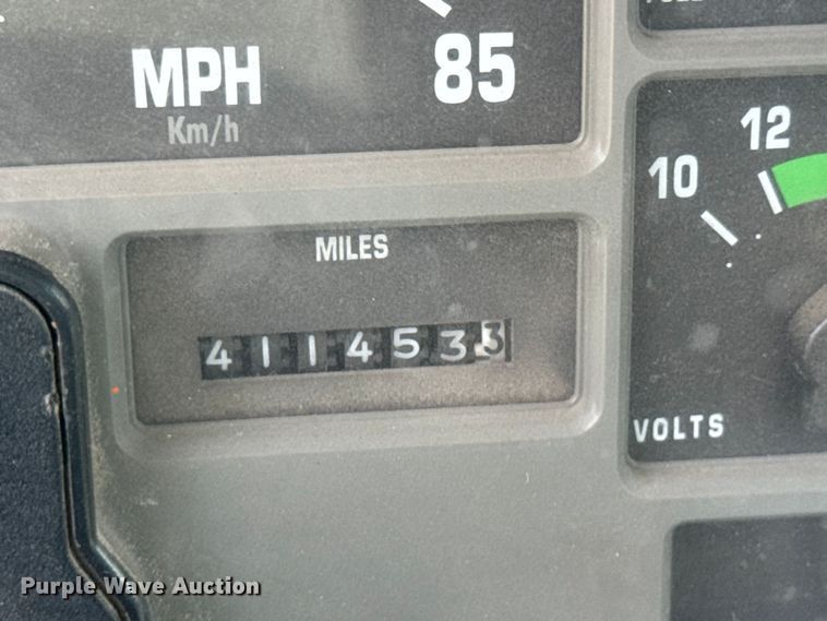 image for item ET1729 2000 International 4700  flatbed truck