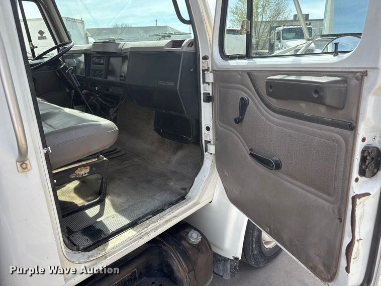 image for item ET1729 2000 International 4700  flatbed truck