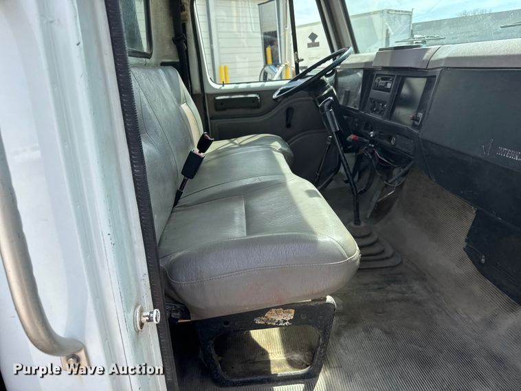 image for item ET1729 2000 International 4700  flatbed truck