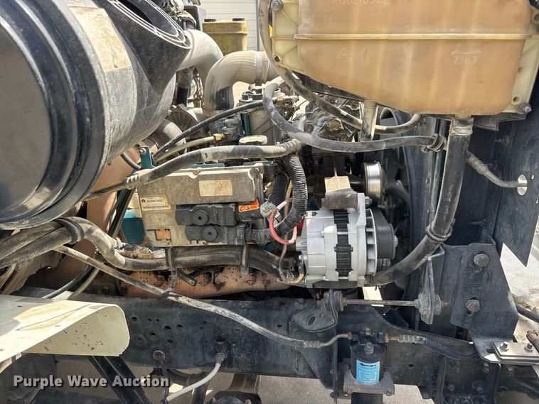 image for item ET1729 2000 International 4700  flatbed truck