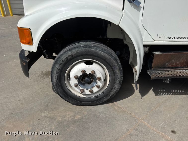 image for item ET1729 2000 International 4700  flatbed truck