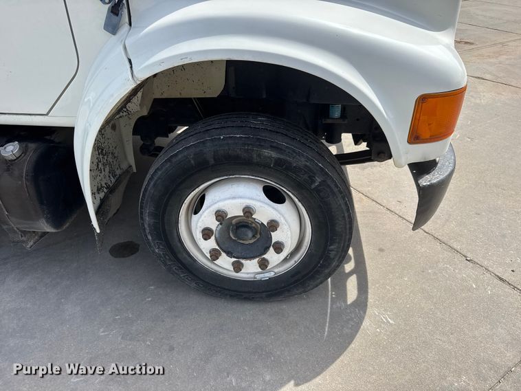 image for item ET1729 2000 International 4700  flatbed truck