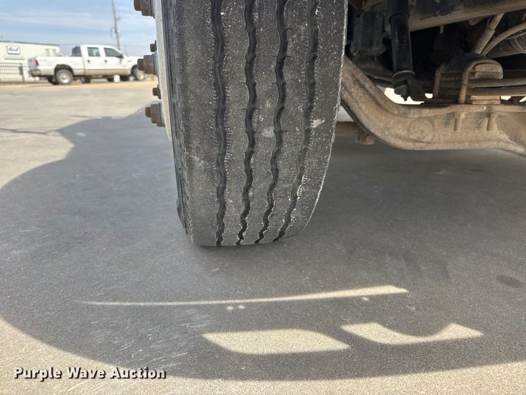 image for item ET1729 2000 International 4700  flatbed truck