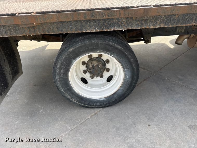 image for item ET1729 2000 International 4700  flatbed truck