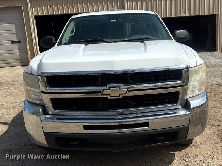 image for item ET1730 2007 Chevrolet Silverado 2500HD Crew Cab pickup truck