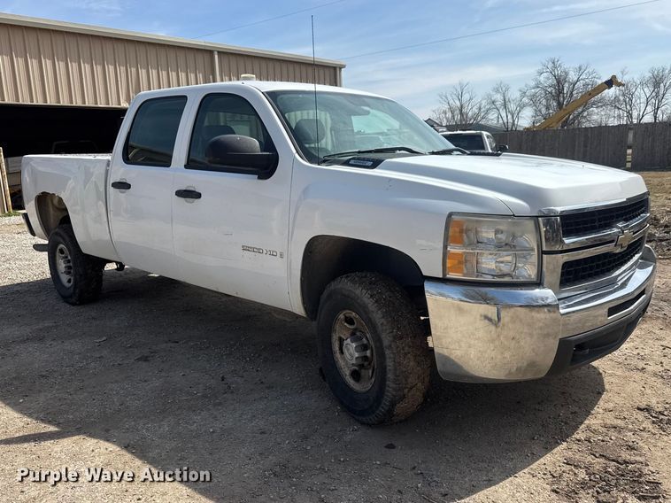 image for item ET1730 2007 Chevrolet Silverado 2500HD Crew Cab pickup truck