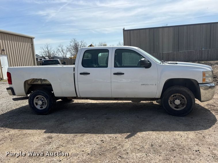 image for item ET1730 2007 Chevrolet Silverado 2500HD Crew Cab pickup truck