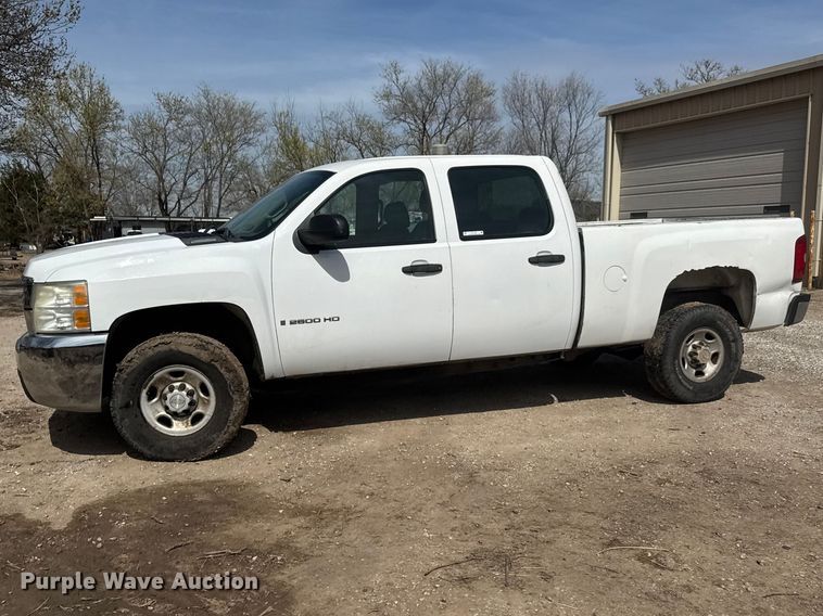 image for item ET1730 2007 Chevrolet Silverado 2500HD Crew Cab pickup truck