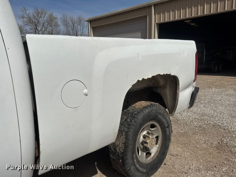 image for item ET1730 2007 Chevrolet Silverado 2500HD Crew Cab pickup truck