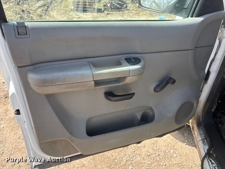 image for item ET1730 2007 Chevrolet Silverado 2500HD Crew Cab pickup truck