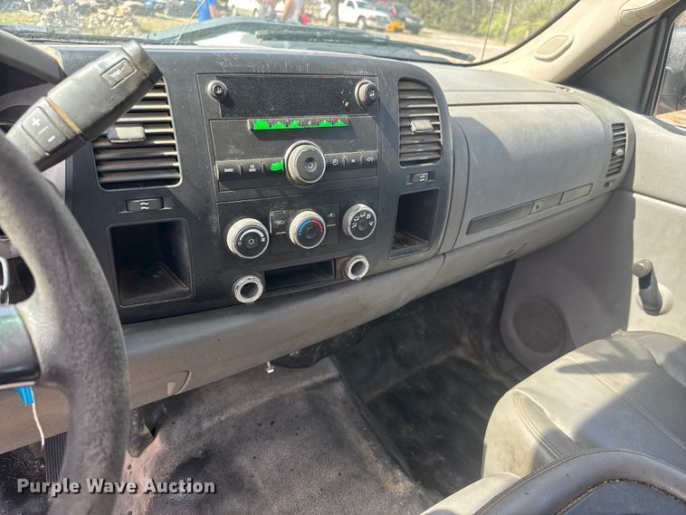 image for item ET1730 2007 Chevrolet Silverado 2500HD Crew Cab pickup truck