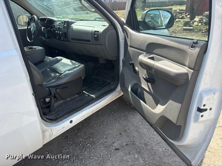 image for item ET1730 2007 Chevrolet Silverado 2500HD Crew Cab pickup truck