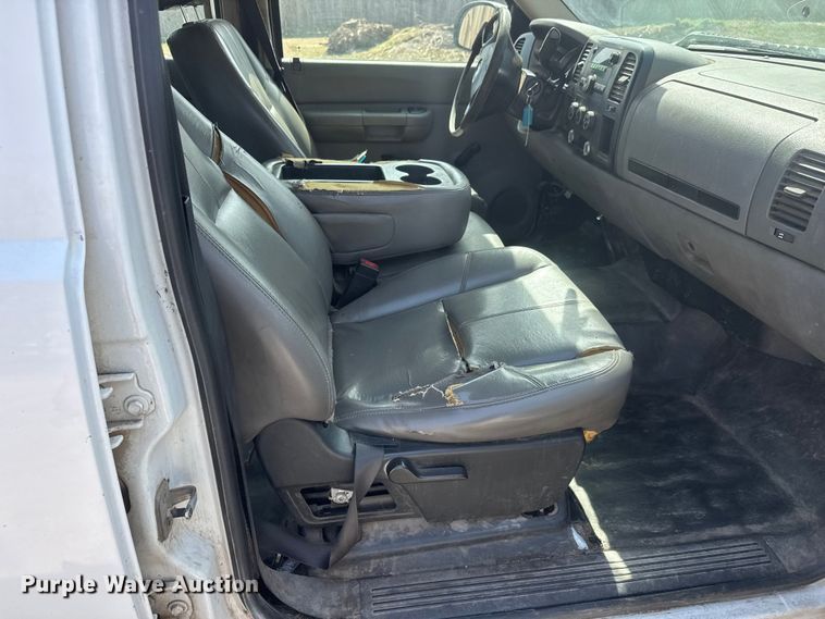 image for item ET1730 2007 Chevrolet Silverado 2500HD Crew Cab pickup truck