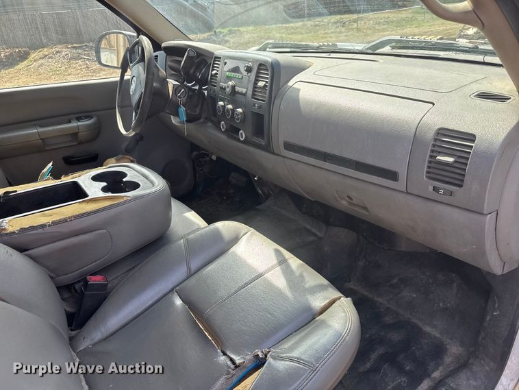image for item ET1730 2007 Chevrolet Silverado 2500HD Crew Cab pickup truck