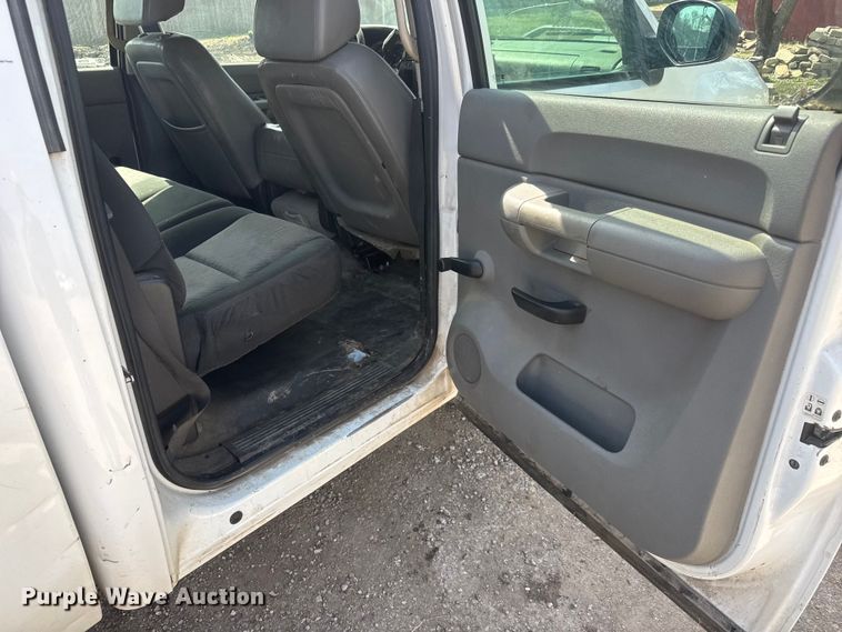 image for item ET1730 2007 Chevrolet Silverado 2500HD Crew Cab pickup truck