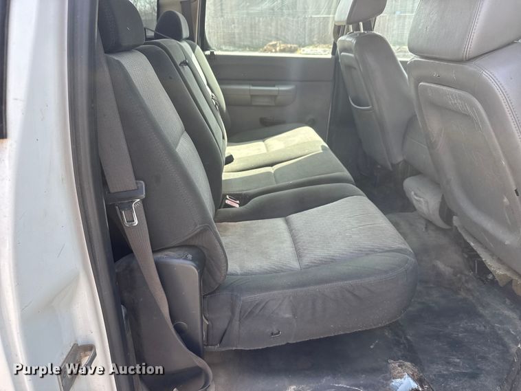 image for item ET1730 2007 Chevrolet Silverado 2500HD Crew Cab pickup truck