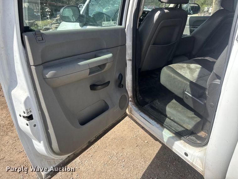 image for item ET1730 2007 Chevrolet Silverado 2500HD Crew Cab pickup truck